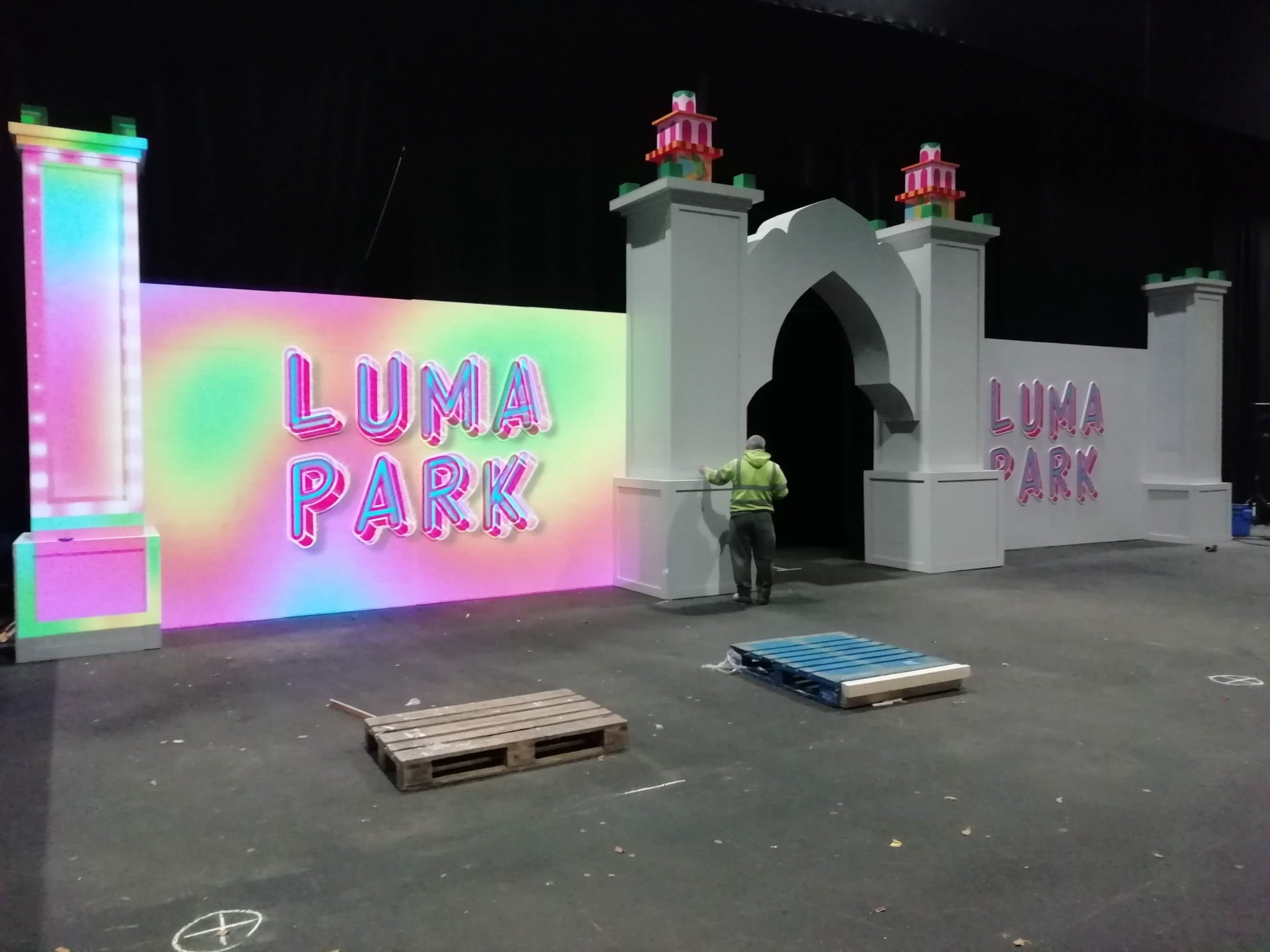 Entrance arch for projection